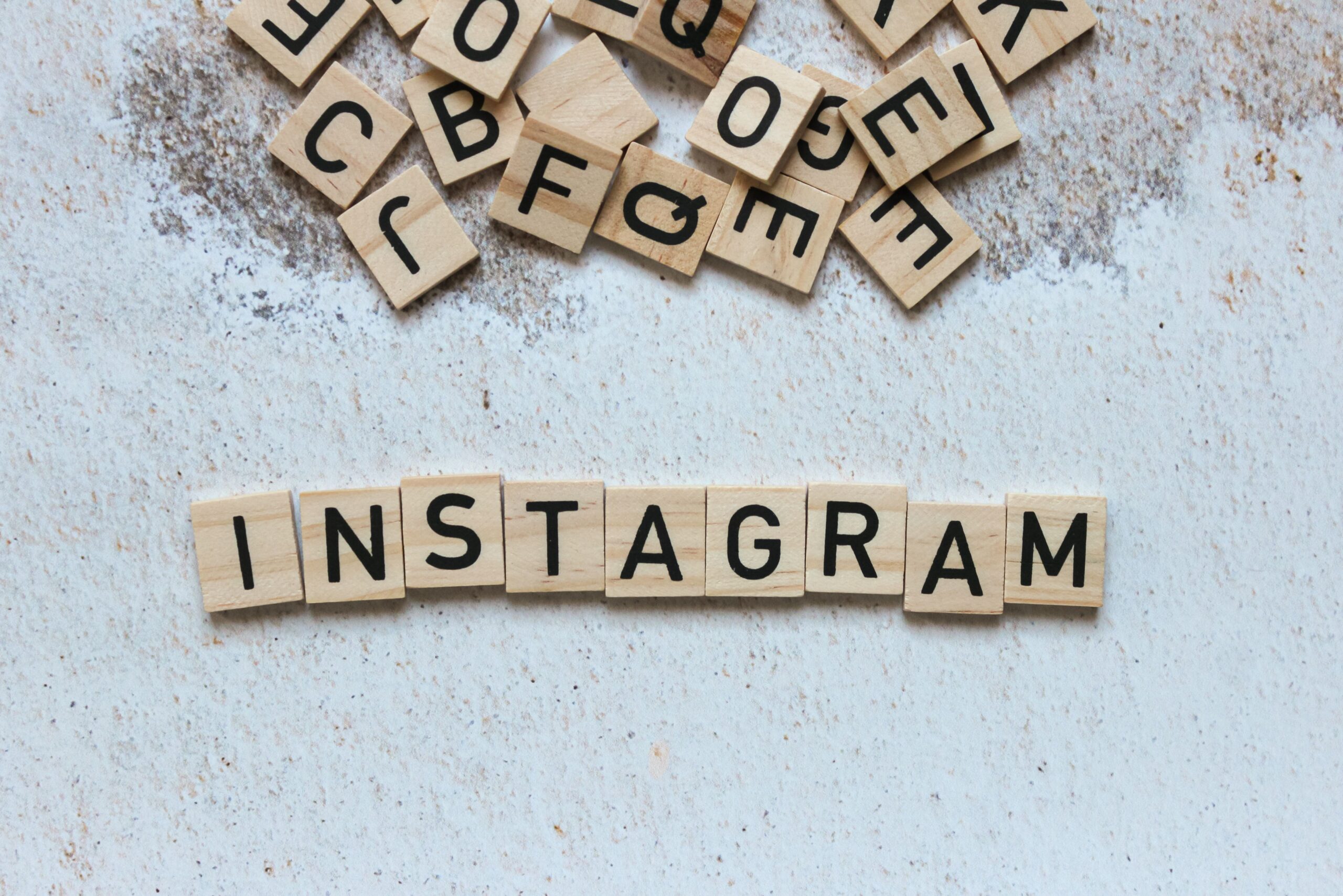 Waarom storytelling belangrijk is op Instagram? Wooden letter blocks arranged to spell